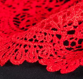 Efektní hrubá krajka motiv květů