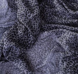 Šifon plisé zvířecí motiv černošedý
