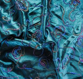 Lamé  šatovka s plastickou výšivkou květů