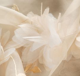 Organza s výšivkou a plastickými kvetmi béžovožlutá