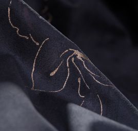 Imitace jelenice tisk motiv květů černá