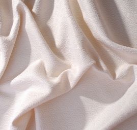 Brokát žakárová látka drobný vzor smetanová