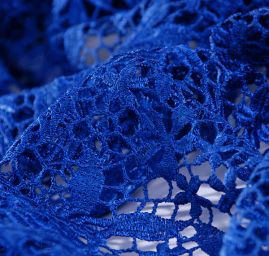 Efektní hrubá krajka květinový vzor modrá