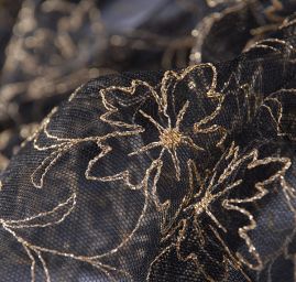 Krajka motiv květů zlatá výšivka černý tyl