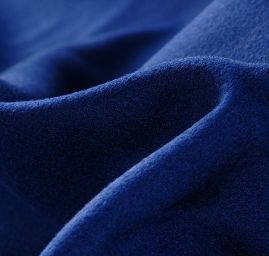 Flauš látka na kabát ve švestkově modré barvě