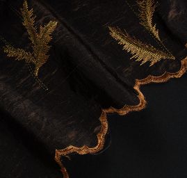 Vyšívaný taft hnědý vlčí  máky