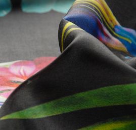 Hedvábná látka vzor orchidea/maceška černá