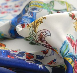 Satén nepružný tisk motiv květin tm. modrý/smetanový