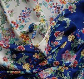 Satén nepružný tisk motiv květin tm. modrý/smetanový