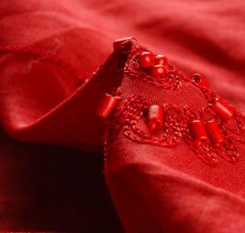 Len s výšivkou květin a s korálky červený