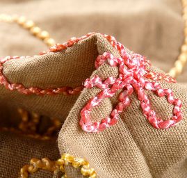 Len s květinovou výšivkou duhových barev/khaki