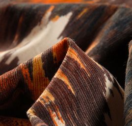 Manšestr pružný jemný s ornamenty hnědooranžový