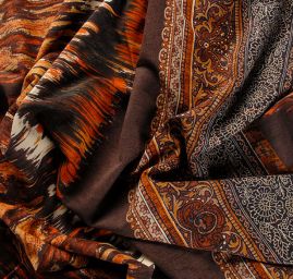 Manšestr pružný jemný s ornamenty hnědooranžový