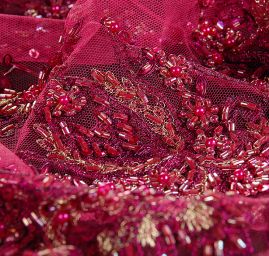 Krajka na tylu fuchsiová výšivka korálky