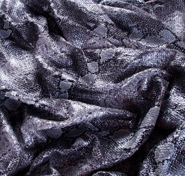 Efektní tkanina imitace hadí kůže černošedá