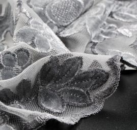 Pružná krajka sametová výšivka na tylu květy světle šedá