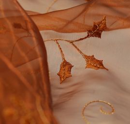 Vyšívaná organza s motivem pnoucích se květů