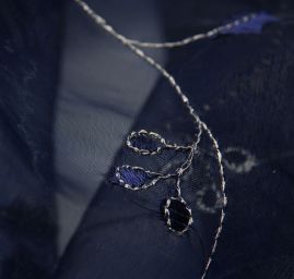 Vyšívaná organza s motívom popínavých sa kvetov