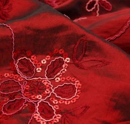 Taft s aplikacemi a výšivkou vínová