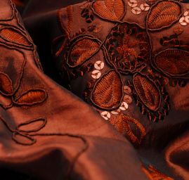 Taft s aplikacemi a výšivkou hnědá