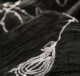 Taft kreš doplněn výšivkou černá/bílá