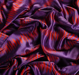 Satén nepružný geometrický motiv fialový/oranžový