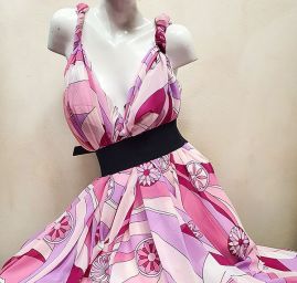 Šifon vzor květů a ornamentů v růžovofialovém