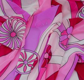 Šifon vzor květů a ornamentů v růžovofialovém kupón 3 m za cenu 2 m