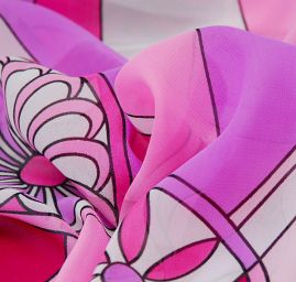 Šifon vzor květů a ornamentů v růžovofialovém kupón 3 m za cenu 2 m