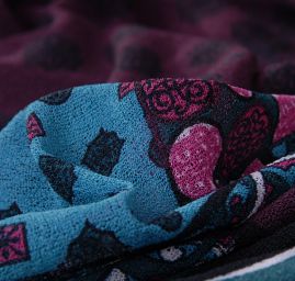 Úplet žoržetového vzhledu kupón vínový