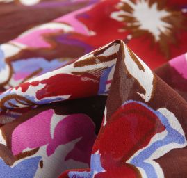 Šifon viskozový vzor velkých květů hnědý kupón 3 m za cenu 2 m