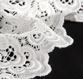 Hrubá krajka vzor růže/lístky bílá