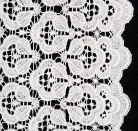 Hrubá krajka vzor růže/lístky bílá