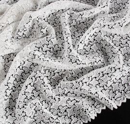 Hrubá krajka vzor drobných květů bílá