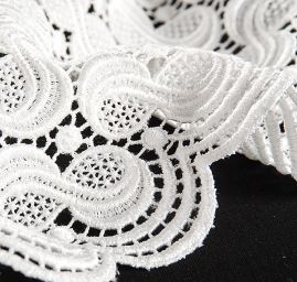 Hrubá krajka geometrický vzor bílá