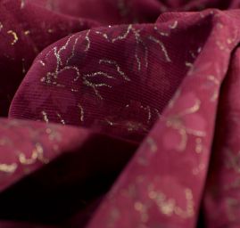 Pružný manšestr květinový vzor vínový