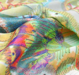 Satén vzor motýlci v barvách duhy