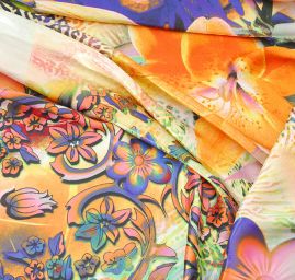 Satén vzor zlaté lilie a květy fantazie barev