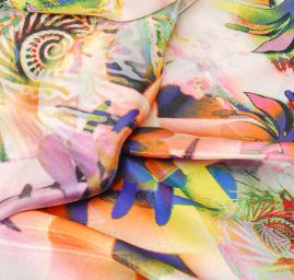 Satén vzor zlaté lilie a květy fantazie barev