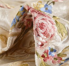 Samet s barokní květinovou výšivkou smetanový
