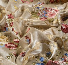 Samet s barokní květinovou výšivkou smetanový