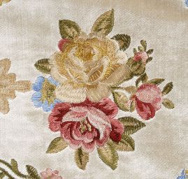 Samet s barokní květinovou výšivkou smetanový