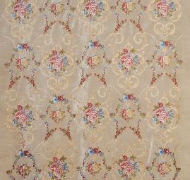 Samet s barokní květinovou výšivkou smetanový
