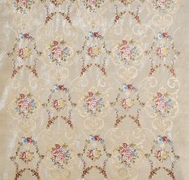 Samet s barokní květinovou výšivkou smetanový