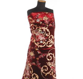 Samet s barokní květinovou výšivkou červený