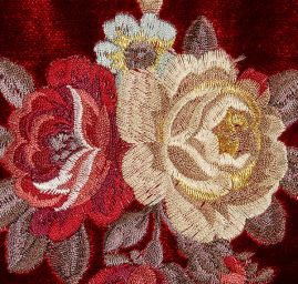 Samet s barokní květinovou výšivkou červený
