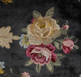 Samet s barokní květinovou výšivkou černý