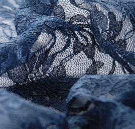 Jemná krajka s plastickou výšivkou tm. modrá