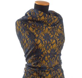 Jemná krajka s plastickou výšivkou tm. modrá