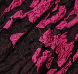 Látka kupón dva tvarované kraje fuchsie/černá